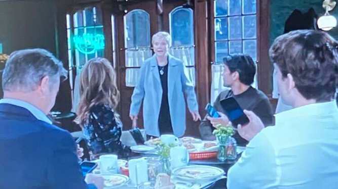 GH this week feature photo of Ronnie Bard telling the Qs the good news now that she and Tracy reached a good understanding.